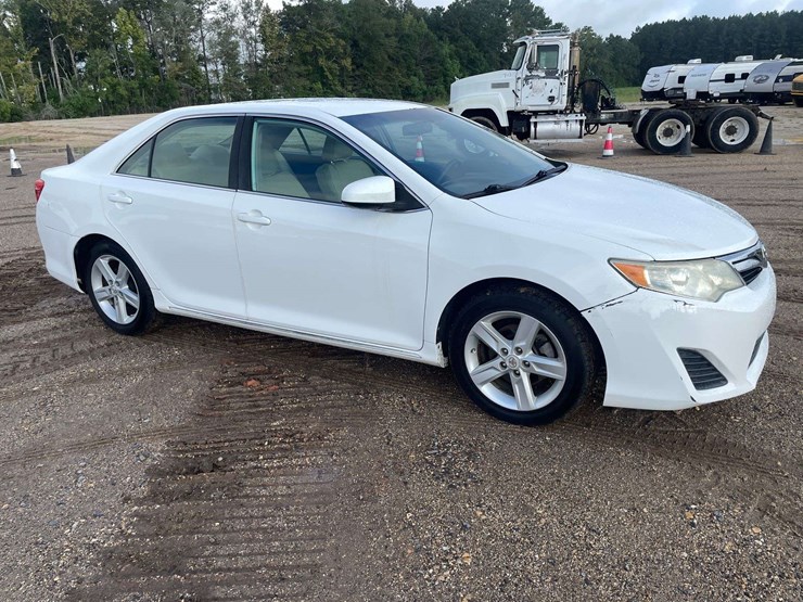 2014-toyota-camry-le-4-door-sedan-(170,014-miles)-image-4