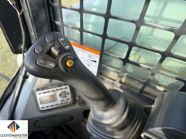 2015-bobcat-s570-image-12