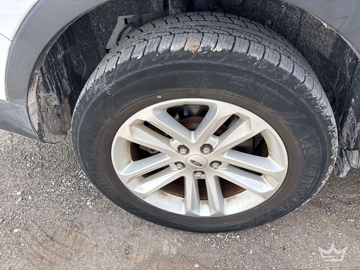 2016-ford-explorer-image-25