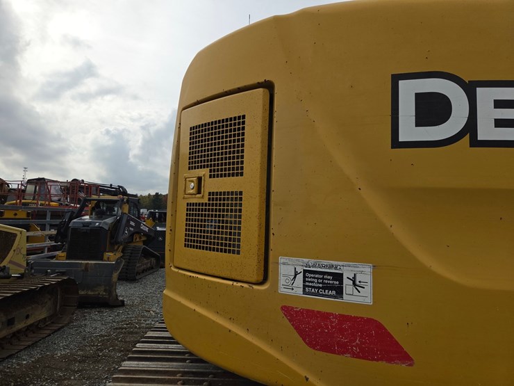 2017-deere-245g-lc-image-42