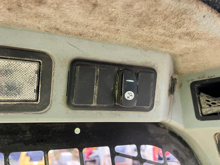 2018-caterpillar-262d-image-22