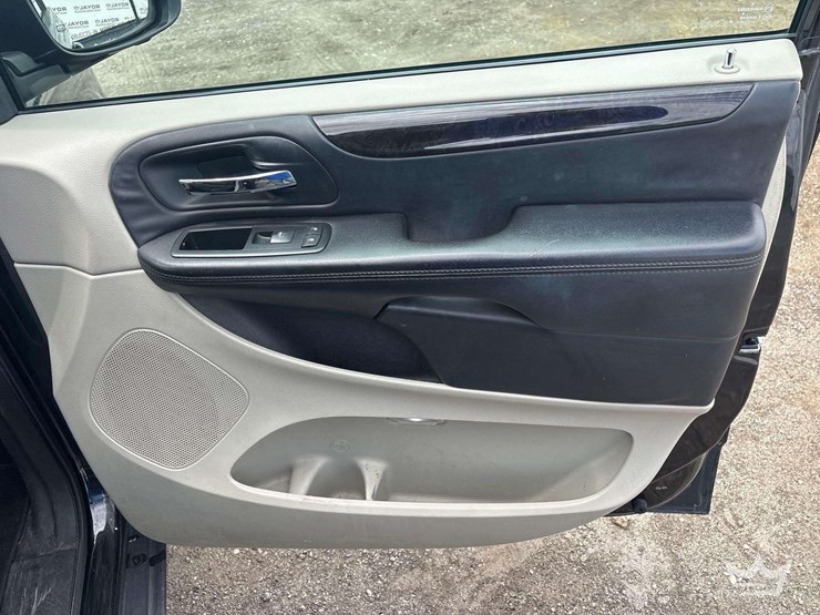 2013-dodge-grand-caravan-image-21