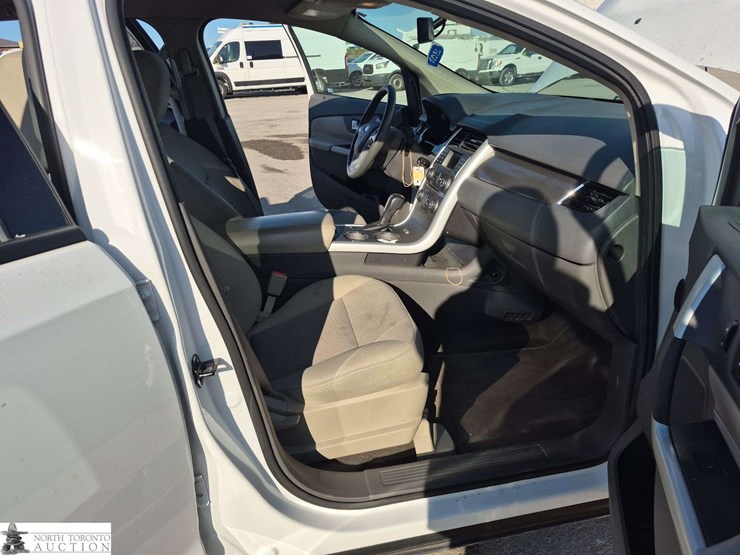 2014-ford-edge-image-25