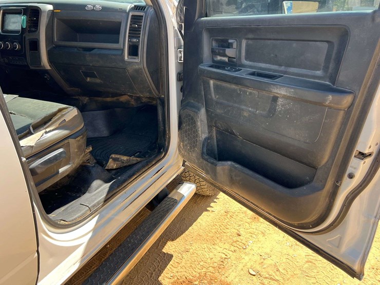 2015-dodge-3500-image-33