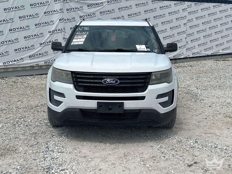 2016-ford-explorer-image-26