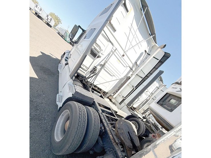 2020-volvo-vnl-760-image-3