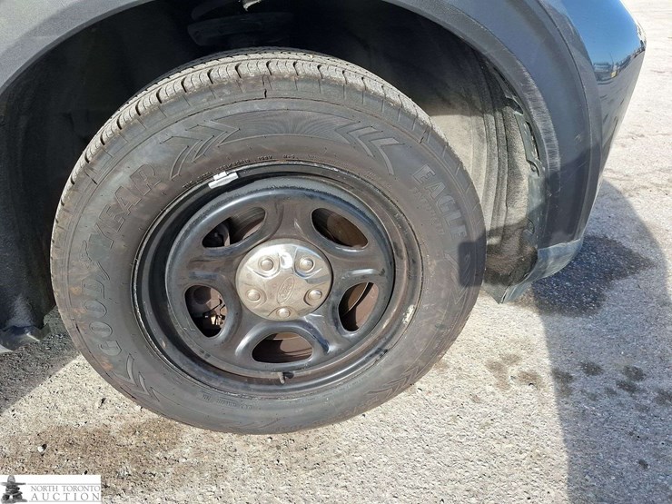 2020-ford-explorer-image-24