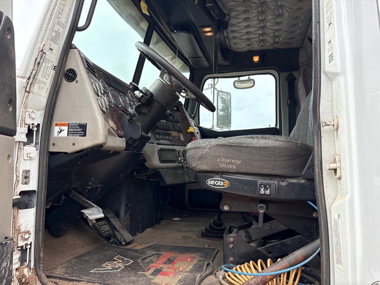 2013-western-star-4900sa-image-75