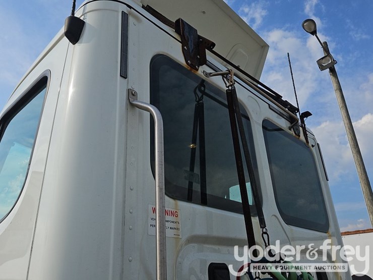 2017-freightliner-cascadia-113-image-30