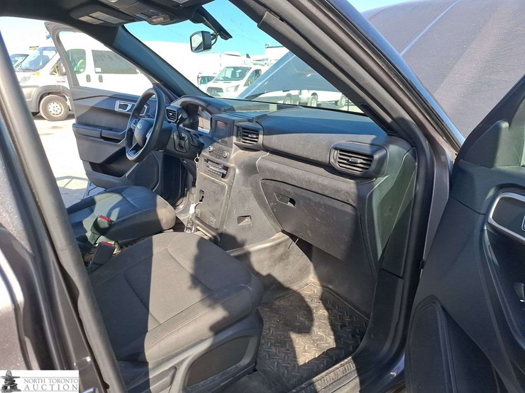 2020-ford-explorer-image-17