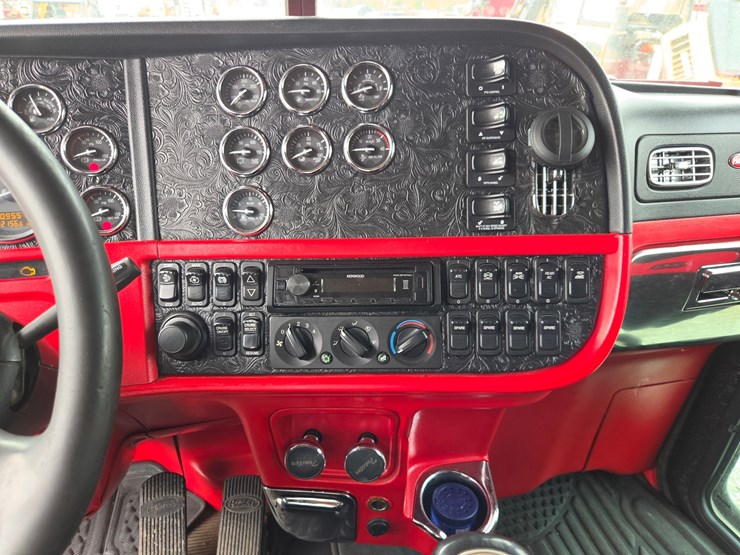 #1408-•-2014-peterbilt-388-sleeper-cab-truck-tractor-image-63