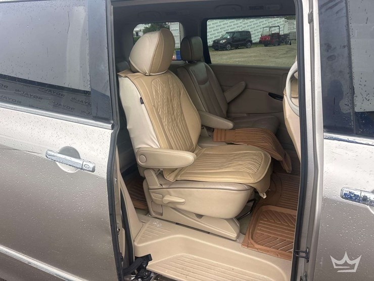 2012-nissan-quest-image-23