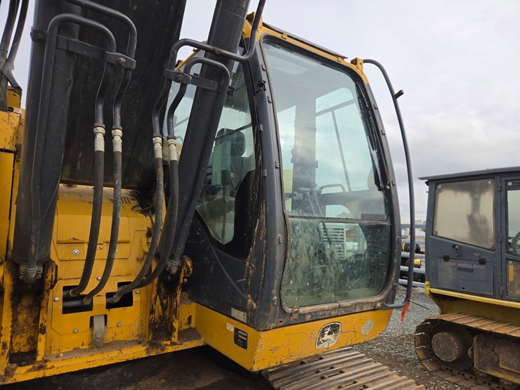 2017-deere-245g-lc-image-55