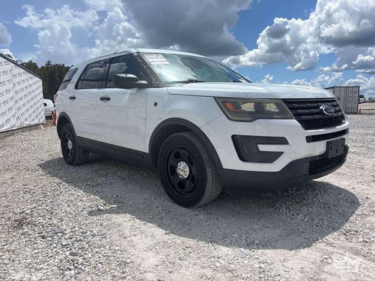 2016-ford-explorer-image-2