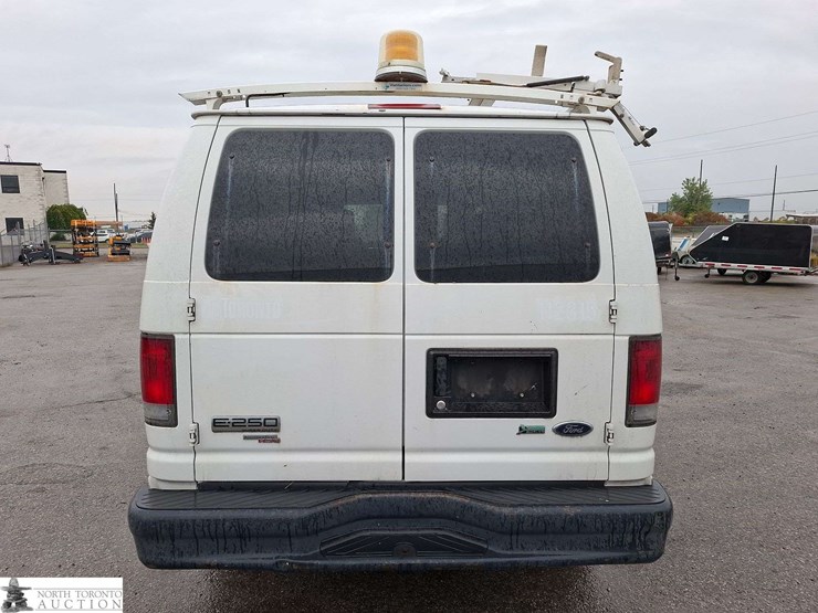 2012-ford-cargo-image-6