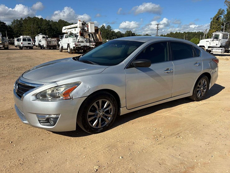 2015-nissan-altima-4-door-sedan-(270,918-miles)-image-1