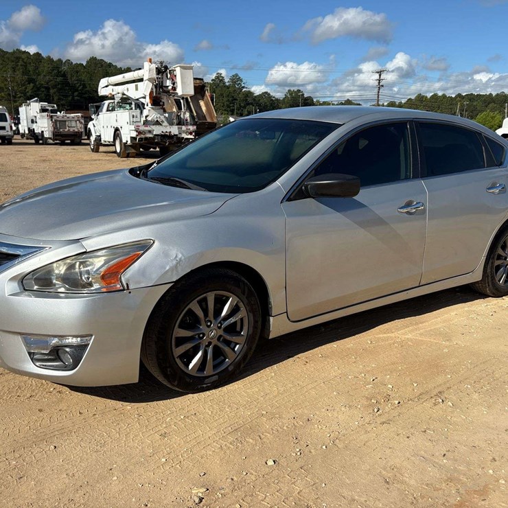 2015 Nissan Altima 4 Door Sedan (270,918 Miles)