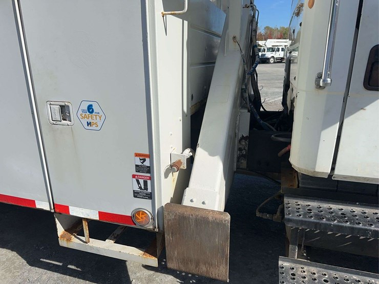 2002-freightliner-fl70-image-14