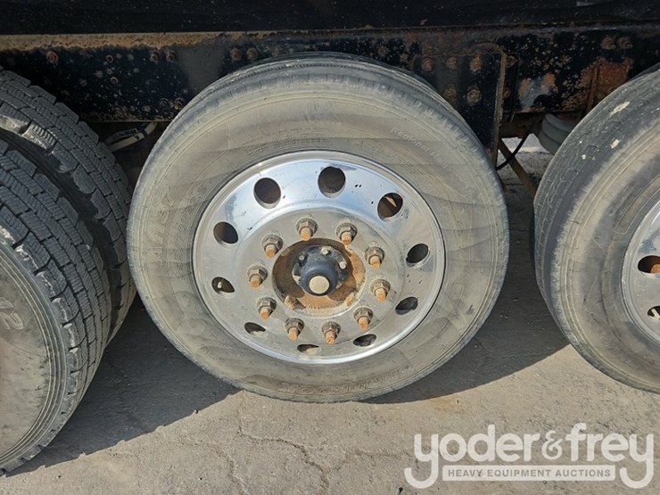 2019-freightliner-122sd-image-16
