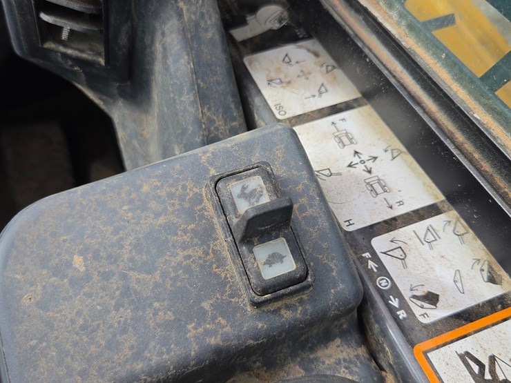 2020-deere-331g-image-42