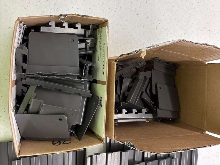 slatwall--aluminum,-2-boxes-of-brackets.-image-2