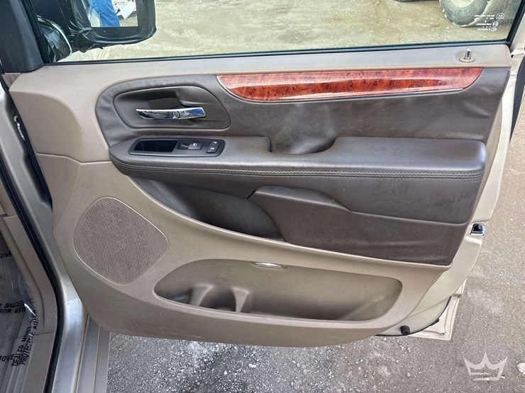 2014-chrysler-town-&-country-image-24