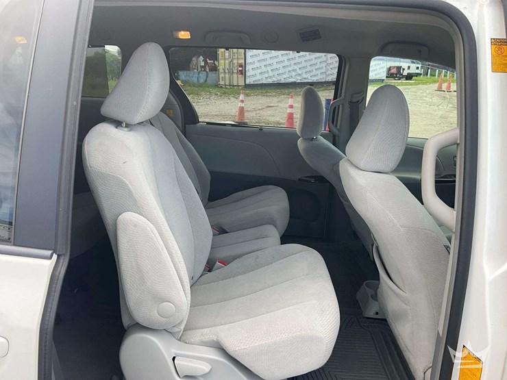 2013-toyota-sienna-image-15