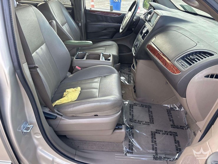 2014-chrysler-town-&-country-image-23