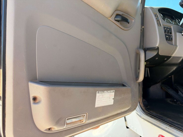 2020-peterbilt-348-image-10