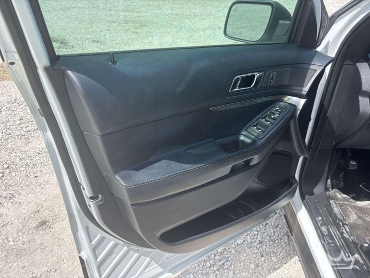 2016-ford-explorer-image-16