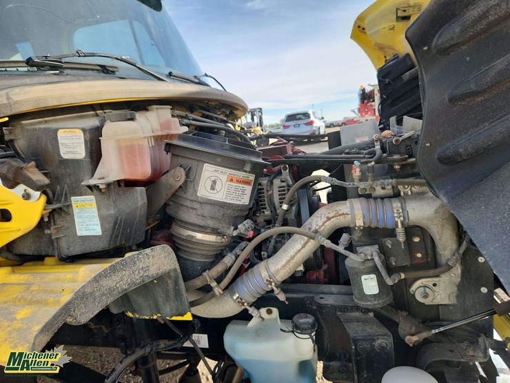 2014-freightliner-m2-106-image-26