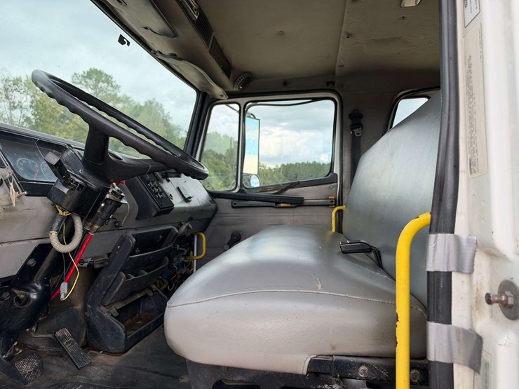 2003-freightliner-fl70-image-10