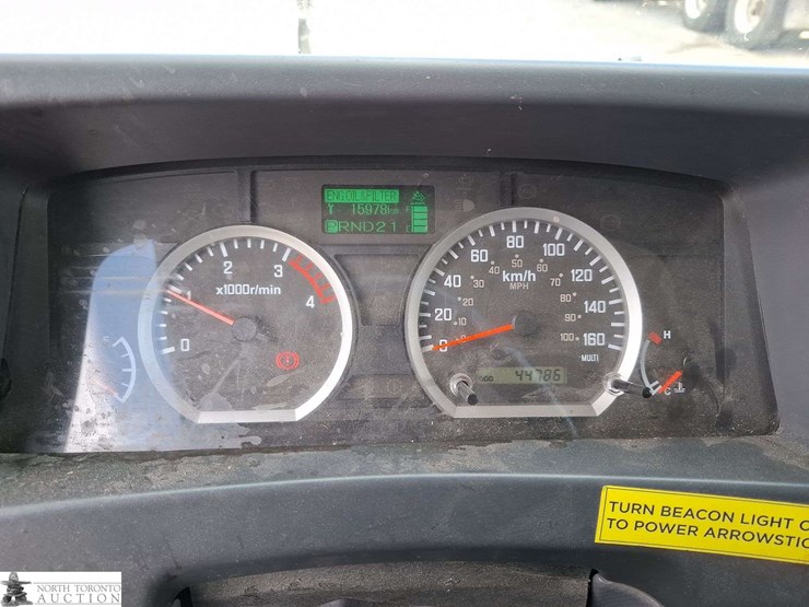 2014-isuzu-nqr-image-11