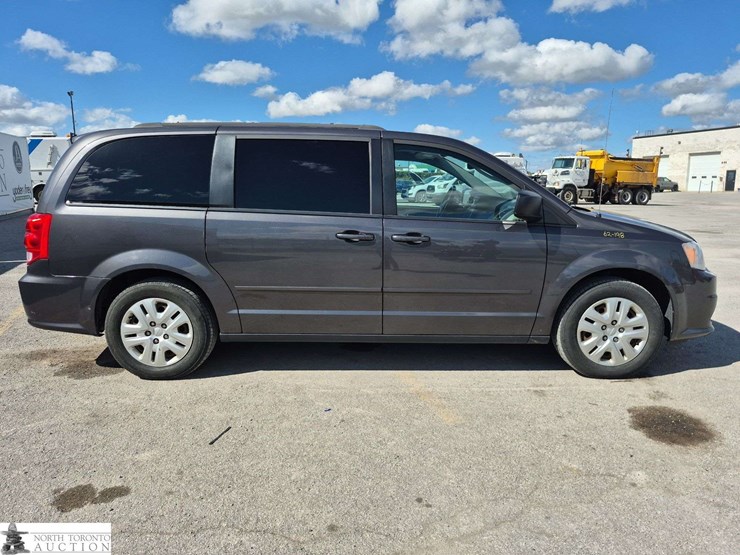 2017-dodge-grand-caravan-sxt-image-4
