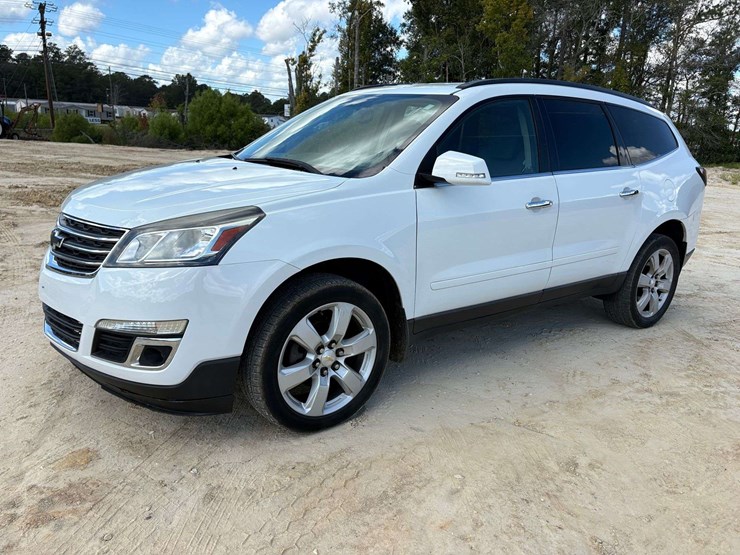 2017-chevrolet-traverse-image-1