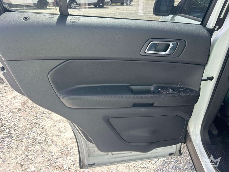 2016-ford-explorer-image-23