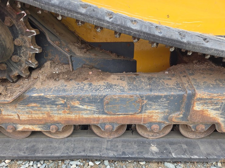 2020-deere-331g-image-49