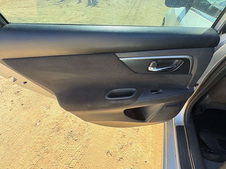 2015-nissan-altima-4-door-sedan-(270,918-miles)-image-16