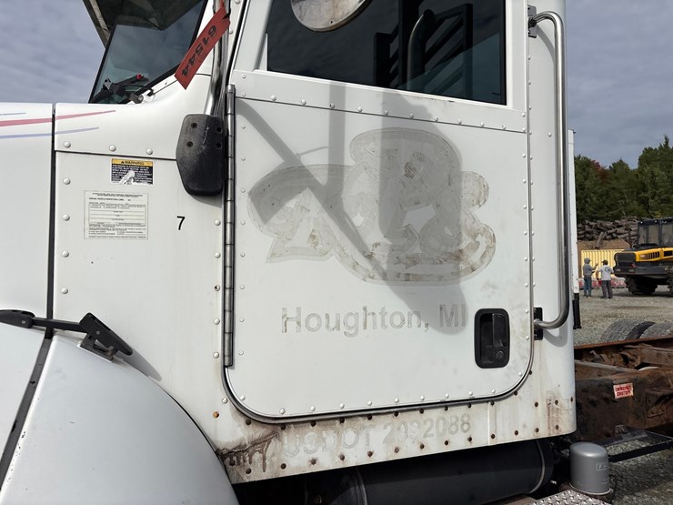 2007-peterbilt-335-image-11