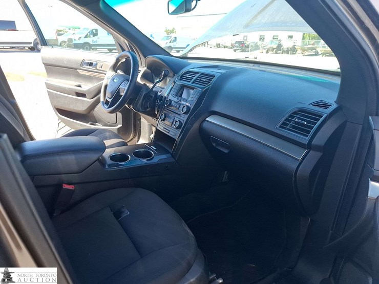 2016-ford-explorer-image-17