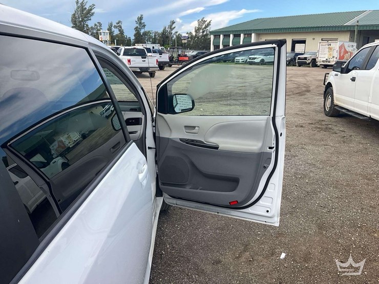 2013-toyota-sienna-image-16