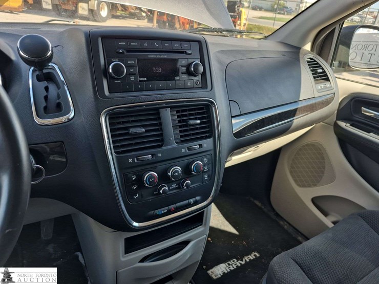 2017-dodge-grand-caravan-sxt-image-12