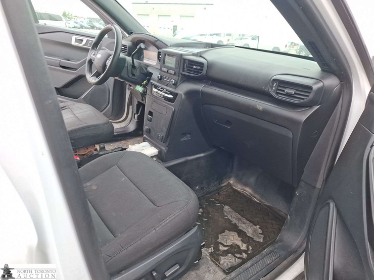 2021-ford-explorer-image-17