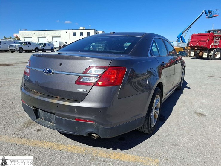 2015-ford-taurus-image-5