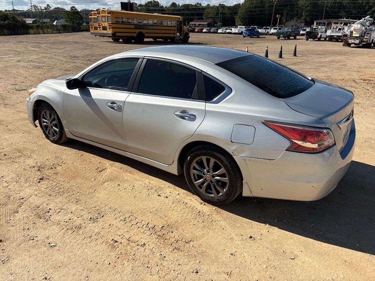 2015-nissan-altima-4-door-sedan-(270,918-miles)-image-2