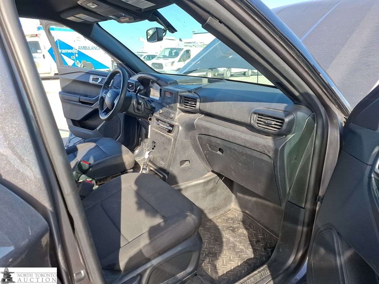2020-ford-explorer-image-21