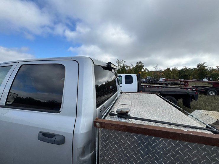 #1941-•-2017-ram-5500-cab-&-chassis-image-15