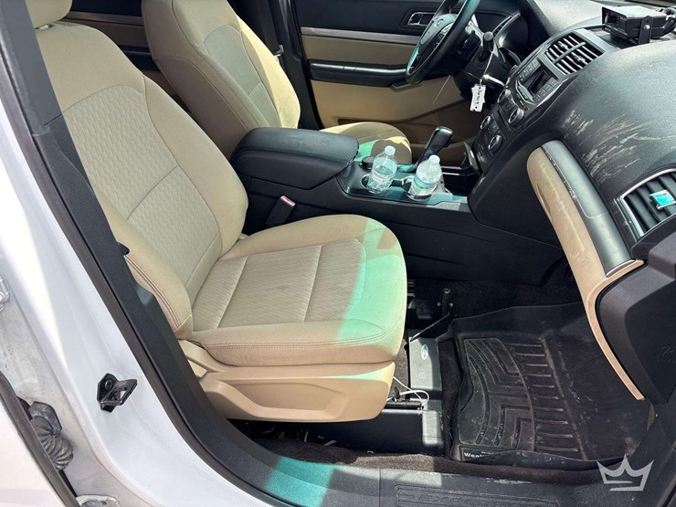 2016-ford-explorer-image-18