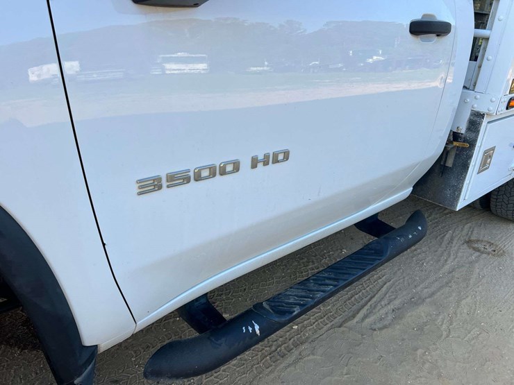 2021-chevrolet-3500hd-image-25