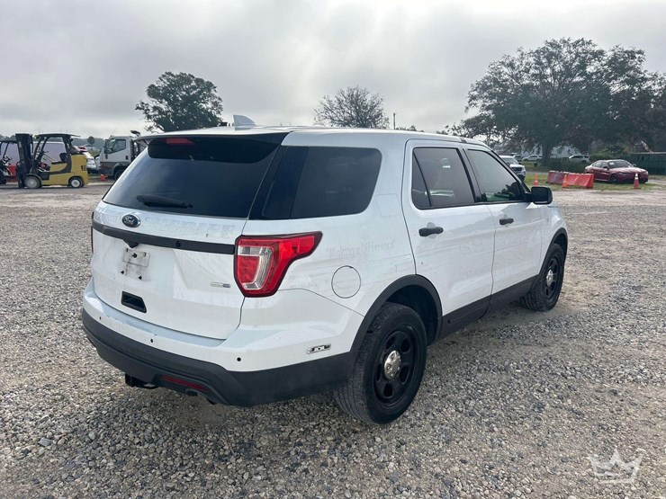 2016-ford-explorer-image-3